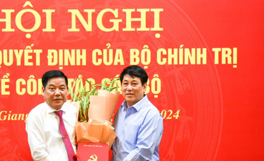 Trung tướng Nguyễn Văn Gấu: 